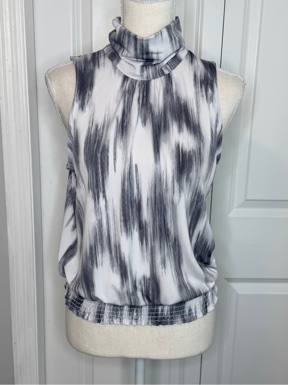 Allison Joy Grey White Abstract Turtleneck Sleeveless Top Small Evereve Jersey